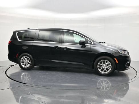 Used 2026 Chrysler Pacifica Select FWD image 4