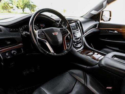 Used 2019 Cadillac Escalade ESV Premium Luxury image 3