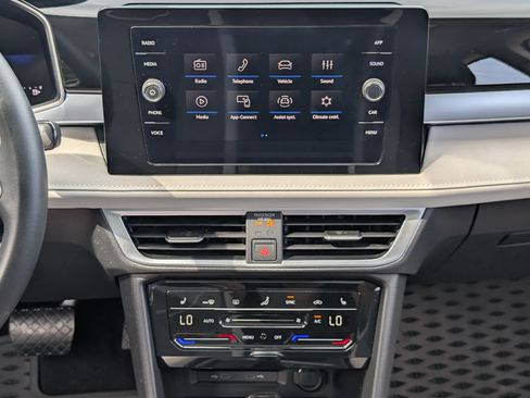 Used 2025 Volkswagen Taos SE w/ Panoramic Sunroof Package FWD image 26