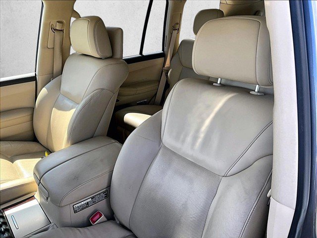 Used 2013 Lexus LX 570 4WD w/ Luxury Pkg w/Pre-crash image 25