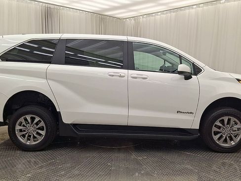 Used 2026 Toyota Sienna LE FWD image 6