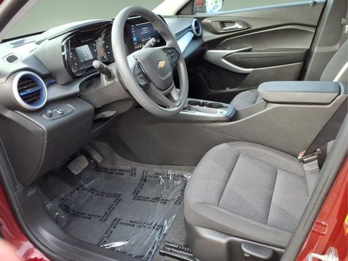 Used 2024 Chevrolet Trax LS w/ LS Convenience Package FWD image 11
