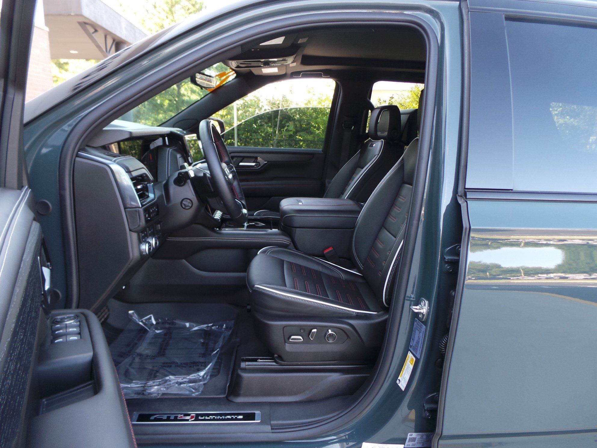 Used 2025 GMC Yukon AT4 Ultimate w/ LPO, Floor Liner Package AWD/4WD image 34
