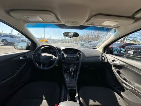 Used 2017 Ford Focus SE image 2