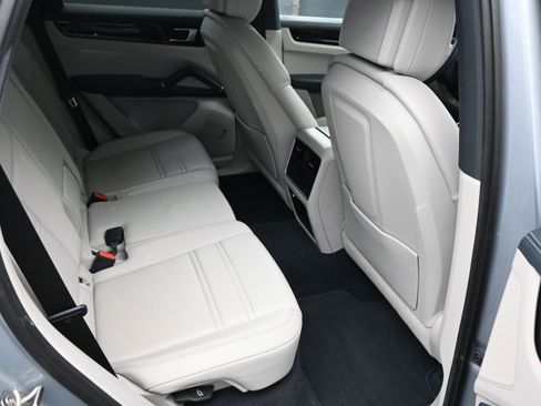 Certified 2022 Porsche Cayenne S image 9