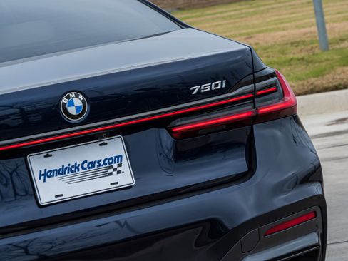Used 2022 BMW 750i xDrive w/ Executive Package image 8