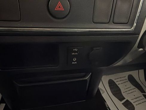 Used 2018 Nissan Titan SV AWD/4WD image 32