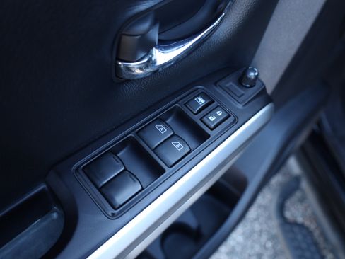 Used 2021 Nissan Titan SV w/ SV Convenience Package image 27