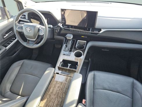 Used 2025 Toyota Sienna Limited image 22