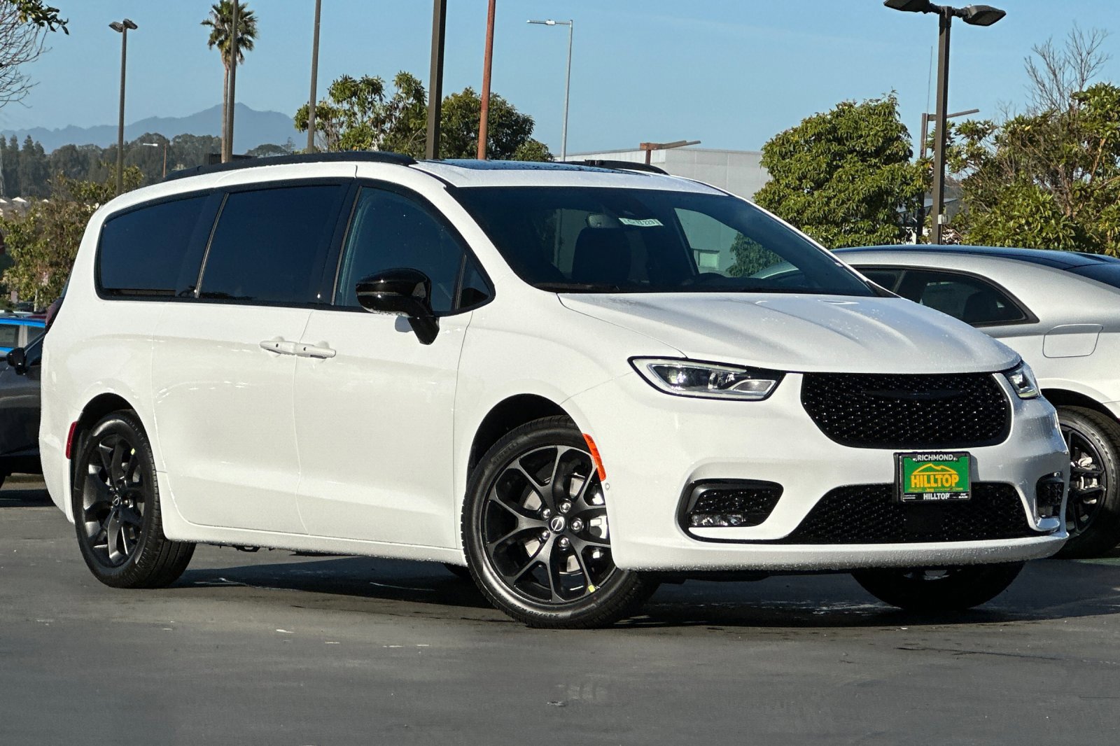 New 2026 Chrysler Pacifica Select w/ S Appearance Package FWD image 2