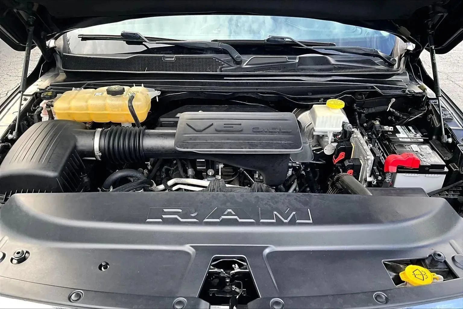 Used 2019 RAM 1500 Laramie AWD/4WD image 9
