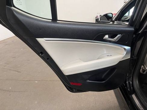 Used 2025 Genesis G70 2.5T RWD image 20