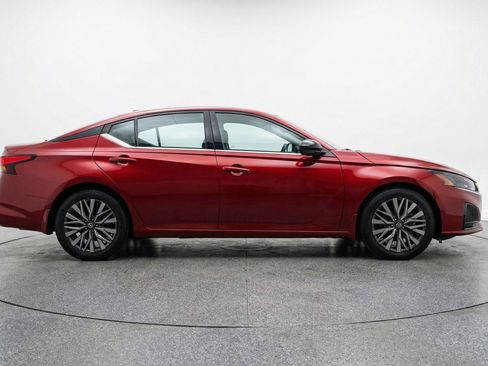 Used 2025 Nissan Altima 2.5 SV image 11