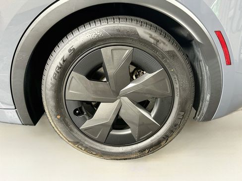 Used 2024 Toyota Prius LE FWD image 11