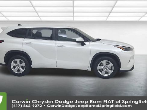 Used 2023 Toyota Highlander LE image 17