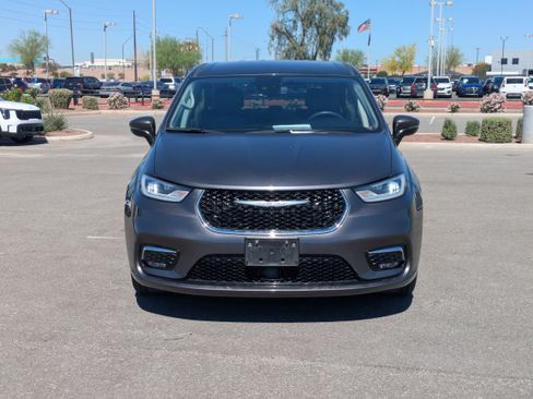 Used 2023 Chrysler Pacifica Touring-L image 8