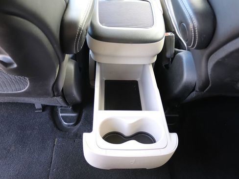 Used 2023 Chrysler Pacifica Limited image 27