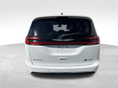 Used 2023 Chrysler Pacifica Touring-L FWD image 6