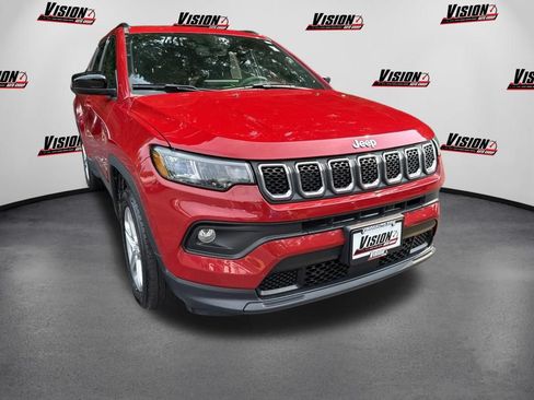 Used 2023 Jeep Compass Latitude w/ Convenience Group AWD/4WD image 3