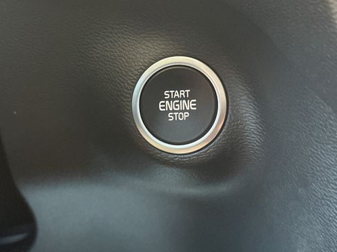 Certified 2025 Volvo XC40 B5 Plus AWD/4WD image 25