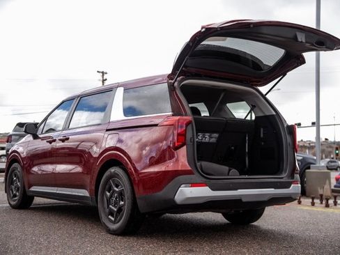 Used 2025 Kia Carnival image 7