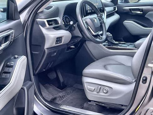 Used 2023 Toyota Highlander Platinum image 3