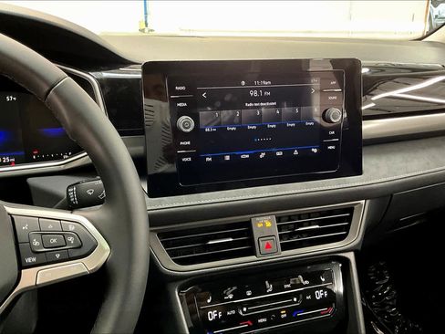 New 2026 Volkswagen Taos SE image 9