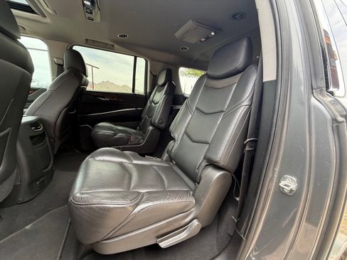 Used 2019 Cadillac Escalade ESV Luxury AWD/4WD image 16