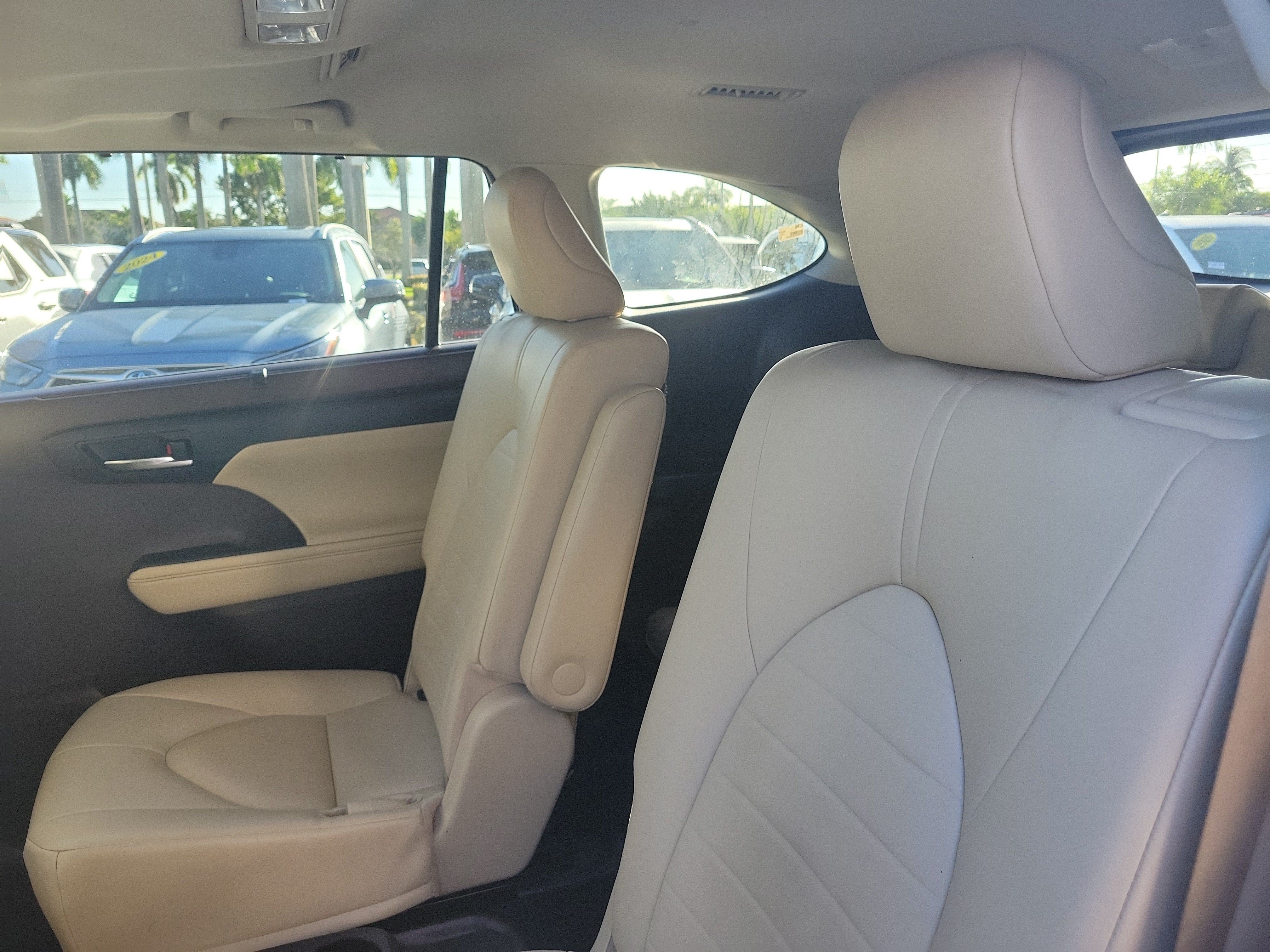 Used 2022 Toyota Highlander XLE FWD image 16