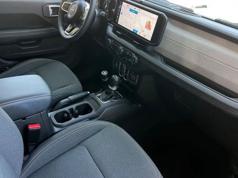 Used 2025 Jeep Wrangler Unlimited Sahara AWD/4WD image 17