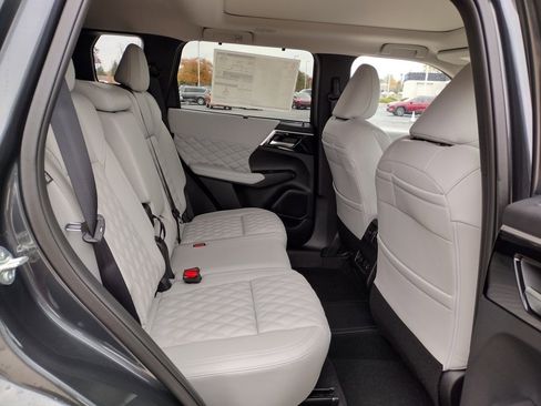 New 2025 Mitsubishi Outlander SEL image 11