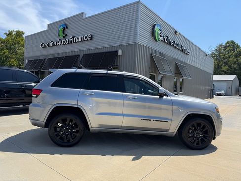 Used 2019 Jeep Grand Cherokee Altitude AWD/4WD image 6