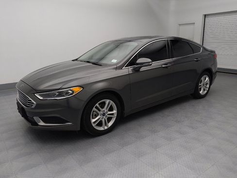 Used 2018 Ford Fusion SE w/ Fusion SE Technology Package image 2
