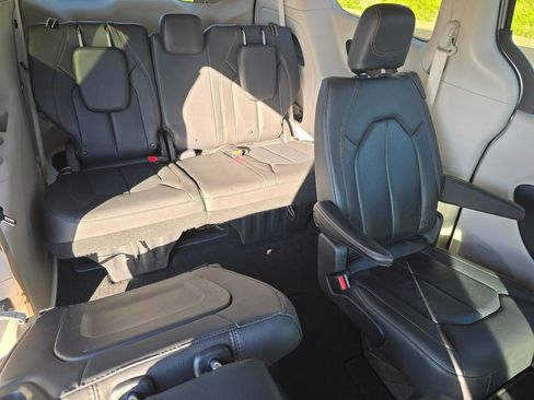 Used 2019 Chrysler Pacifica Touring-L Plus w/ Advanced Safetytec Group FWD image 31