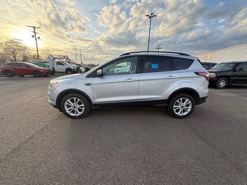 Used 2017 Ford Escape SE w/ Equipment Group 201A image 2