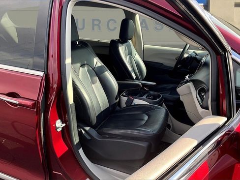 Used 2018 Chrysler Pacifica Touring-L image 27