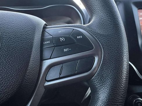 Used 2019 Jeep Cherokee Latitude w/ Popular Appearance Group FWD image 25