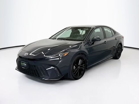 Used 2025 Toyota Camry SE FWD image 3