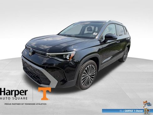Used 2025 Volkswagen Taos SE w/ Panoramic Sunroof Package FWD image 1
