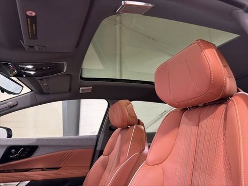 Used 2025 Cadillac Optiq Luxury 2 w/ LPO, ONYX Package image 20