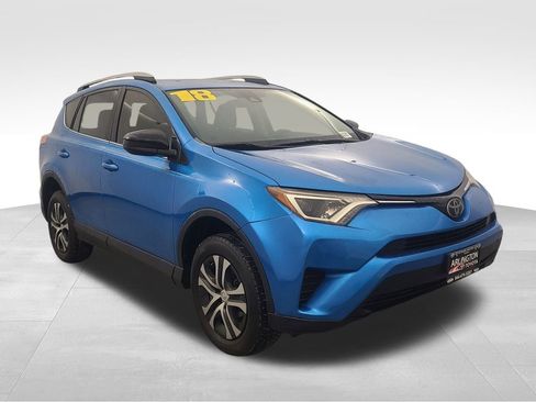 Used 2018 Toyota RAV4 LE image 2
