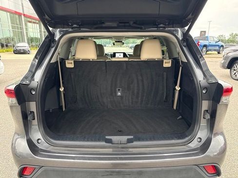 Used 2024 Toyota Highlander XLE AWD/4WD image 14