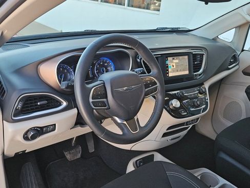 Used 2023 Chrysler Voyager LX image 10