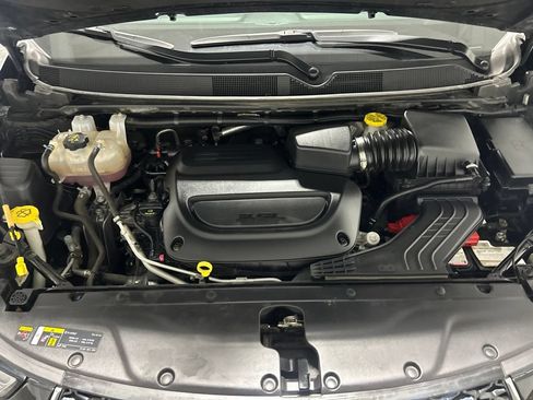 Used 2024 Chrysler Pacifica Touring-L FWD image 11