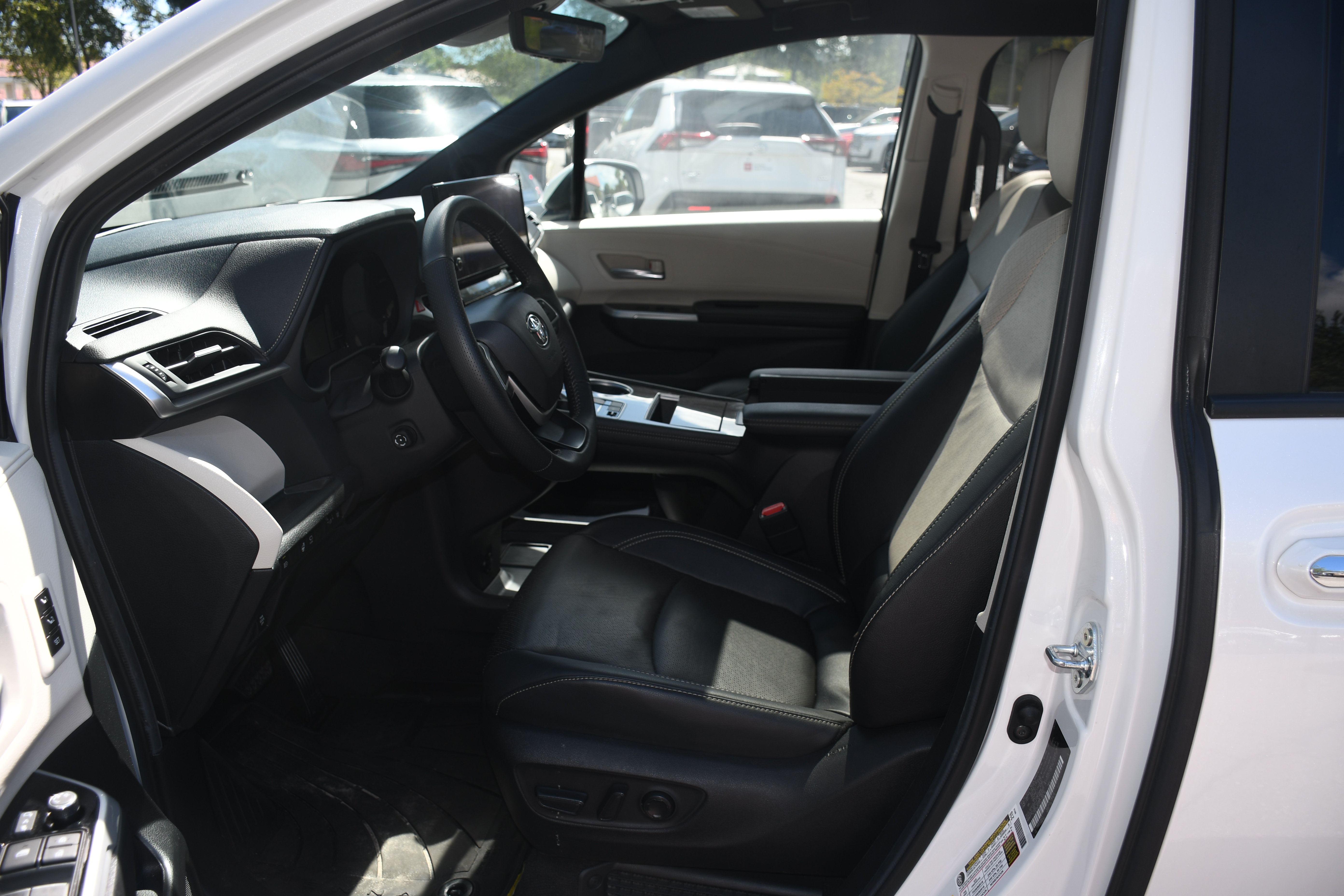 Certified 2025 Toyota Sienna Platinum AWD/4WD image 8