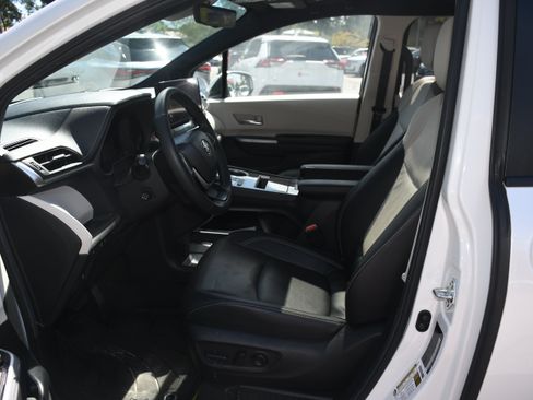 Certified 2025 Toyota Sienna Platinum AWD/4WD image 8