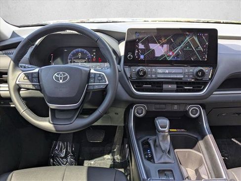 Used 2025 Toyota Grand Highlander AWD image 18