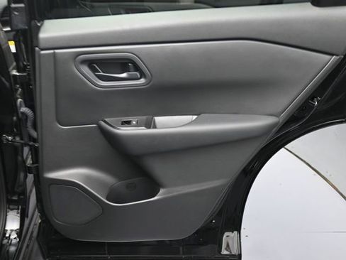 Used 2025 Nissan Rogue S image 19