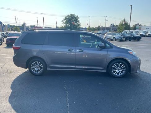 Used 2018 Toyota Sienna XLE FWD image 4