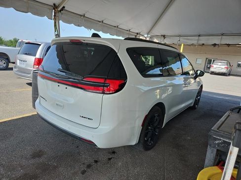 Used 2025 Chrysler Pacifica Limited FWD image 5